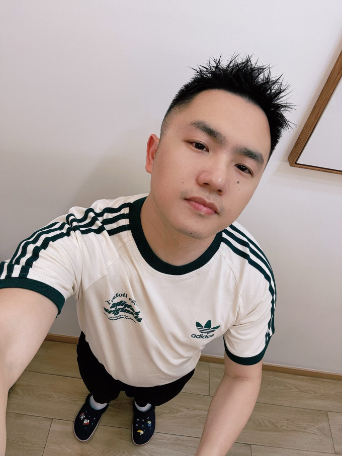 阿迪达斯运动T恤