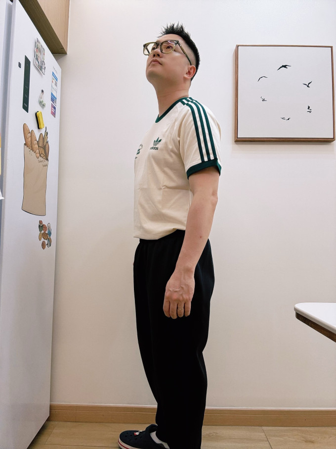 阿迪达斯运动T恤