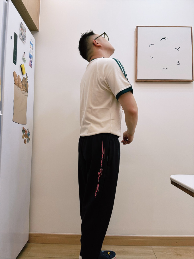 阿迪达斯运动T恤