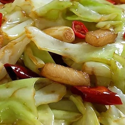 锅气里的烟火味：一盘手撕包菜