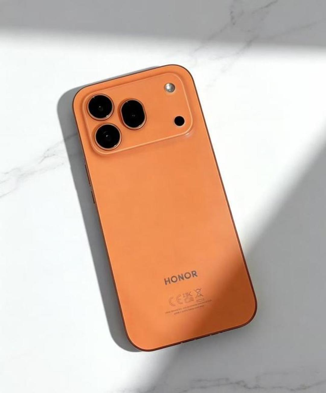 荣耀600海外撞脸iPhone：设计备受争议，9000mAh电池成最大亮点