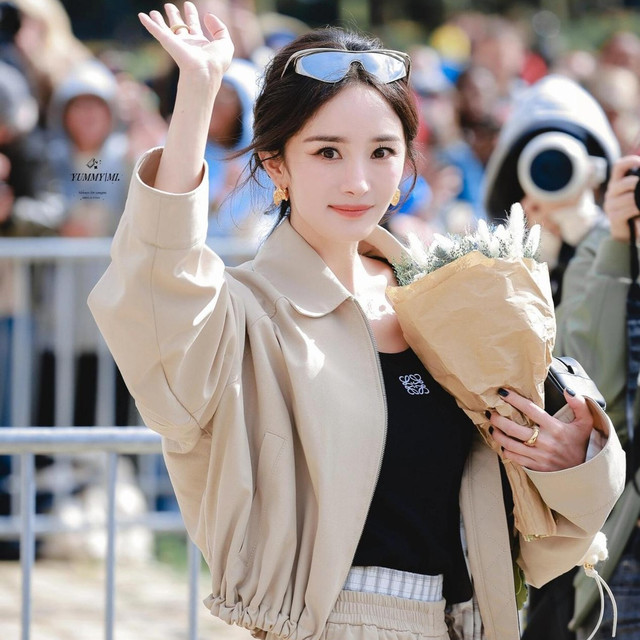 女人过了35岁要少穿牛仔裤+T恤，学杨幂的日常穿搭，时髦又减龄！