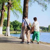 散步半个小时不对？医生忠告：过了70岁，散步要尽量做到这4点！