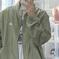 早春穿搭：军绿夹克与伞兵裤