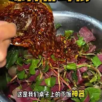 川渝凉拌折耳根制作教程：刀口辣椒与红油调配详解