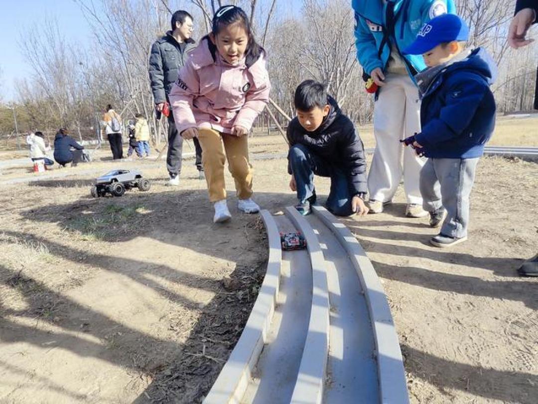 温榆河公园上演真实飞驰人生:四驱老子带娃重燃少年梦