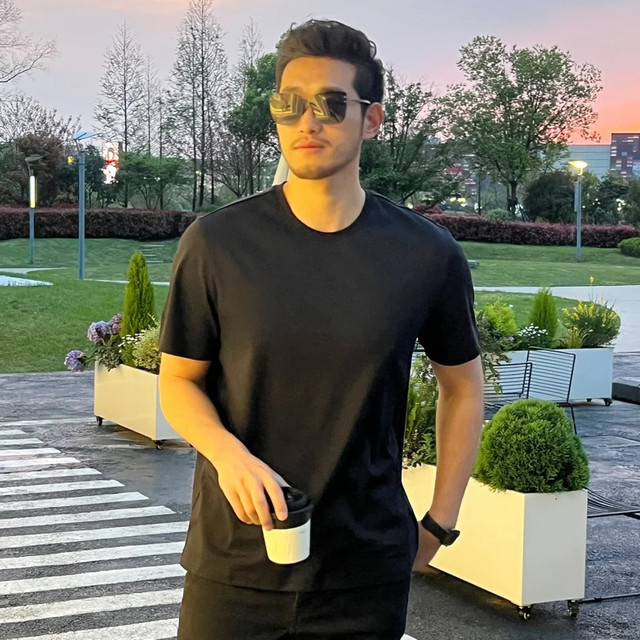 男人过了40岁后，穿T恤不要再配运动裤了！换成这3种裤子更有格调