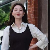 高圆圆带火了阔腿裤的日常穿搭：配衬衫、叠穿针织衫，时髦又高级