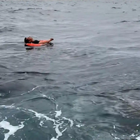 男子船上如厕被浪掀海里漂浮超1小时 知情人：获救是真命好 没发现会交待在海上