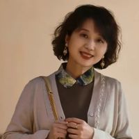 等你老了，春天别穿卫衣、冲锋衣！多穿这3种上衣，会更优雅气质