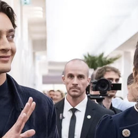 日内瓦表展最养眼同框?谷爱凌和F1顶级车手拉塞尔，戴的表里藏着同个小王子？