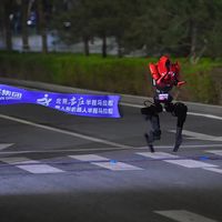 宇树H1人形机器人刷新全球奔跑纪录，4月19日正式参赛前完成全自主半马测试