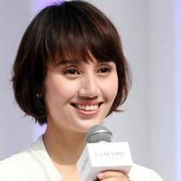 袁泉带火的“豆腐衣”穿搭，配阔腿裤+短发，高级减龄，舒适优雅