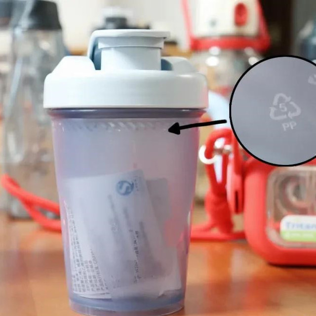 塑料水杯不要乱选，别只注重颜值和功能，提醒：专坑家庭用户！
