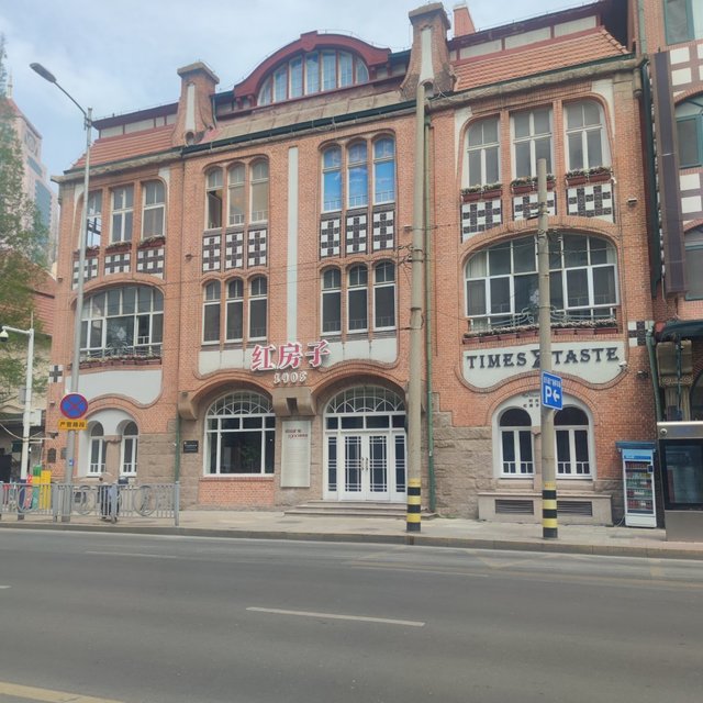 任嘉伦喊你打卡青岛新地标，百年红房子变身专属嘉园