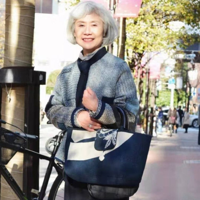 七八十岁的女人，发型尽量不要烫小卷、黑长直，这些发型更洋气！