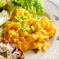 请问鸡蛋在没有青椒，没有西红柿的情况下和什么菜在一起炒好吃？