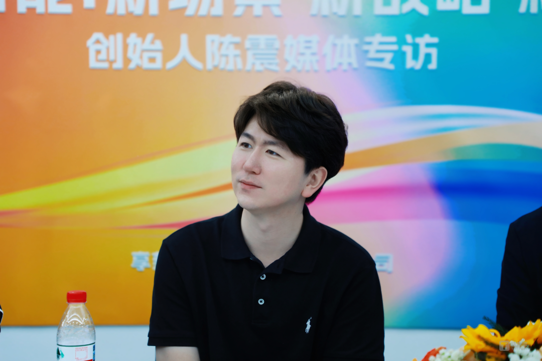 不跳舞、不打拳、也不拧螺丝,陈震和他的机器人扎进后厨炸鸡块