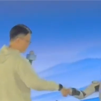 稚晖君现场捉弄机器人：不断变换握手角度 对方精准接招