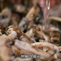 土笋冻：由海星虫熬制的顶级珍馐美食，也是一种只能保存十分钟的美食，其口感滑嫩，清甜爽脆。