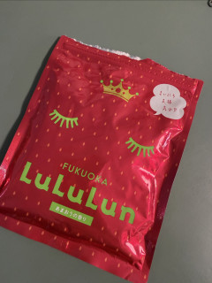 今天试用朋友背回来的 福冈限定 Lululun 草莓面膜