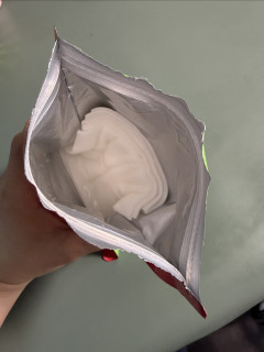 今天试用朋友背回来的 福冈限定 Lululun 草莓面膜