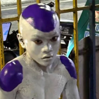 男孩 cos 弗利萨被涂乳胶漆，网友：解锁永久皮肤了