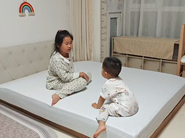 姐弟俩都要睡昂首床垫？太好了