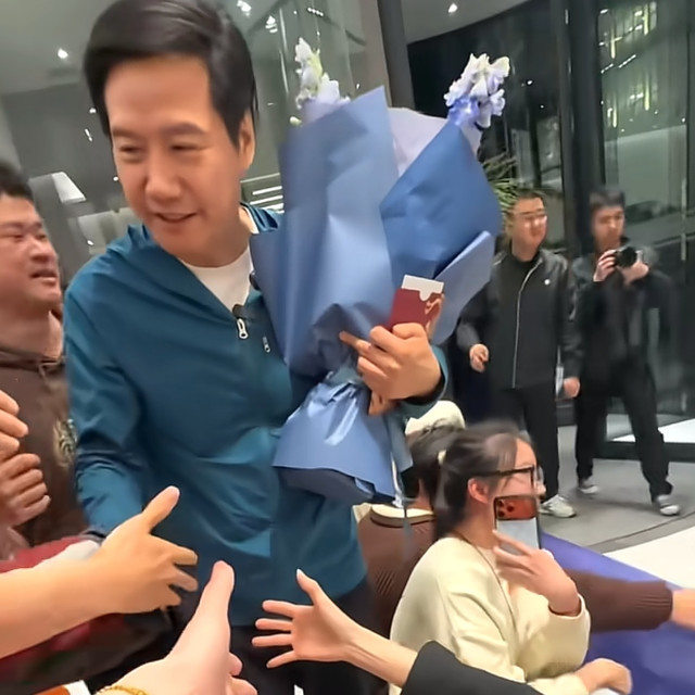 雷军实测小米汽车续航超长，百车陪跑，上海终点千人围观堪比明星