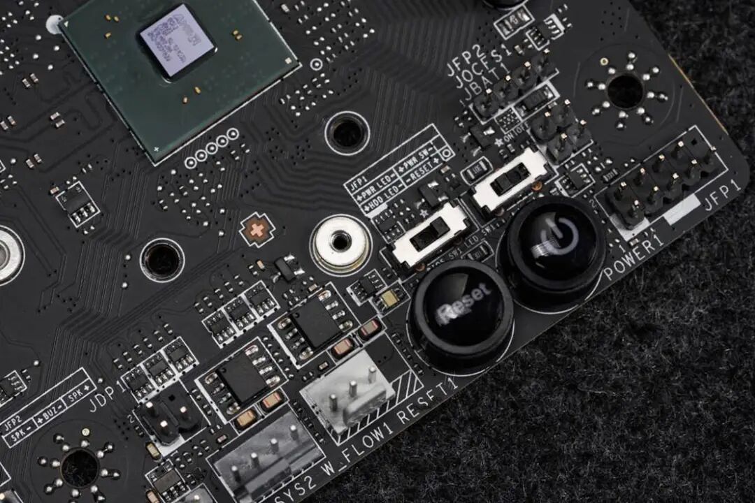微星MEG X870E UNIFY-X MAX暗影主板评测：超频实力过硬，扩展应有尽有