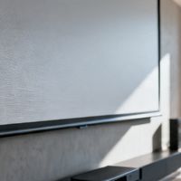 白天观影画面发灰发白？抗光幕布避坑指南：实测4款电动长焦幕，这样选才不花冤枉钱