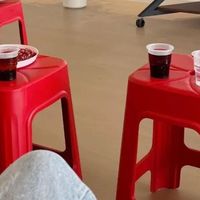 还是广东网友脑洞大，平平无奇的「塑料凳」，硬是玩出了新花样！