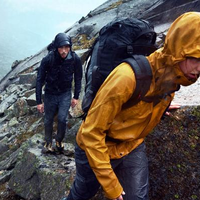 四千元硬壳穿一次就湿透？你不是穿法不对，是根本没选对场景