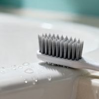 牙龈出血别再乱用软毛牙刷了！90%的人搞反了护龈逻辑，这才是正确选择指南