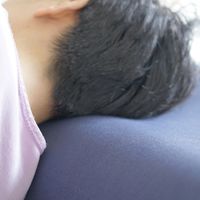 专为伏案党、低头族设计的枕头，边睡觉边养护丨霍觉深睡枕实测