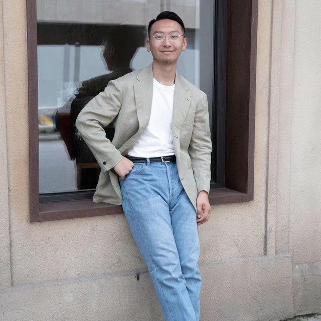 中年男人穿牛仔裤时，尽量不要搭配皮鞋、拖鞋，换成这些更高级！