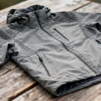 通勤不臃肿、徒步不湿身！一件真正能横跨城市与山野的冲锋衣选购终极指南