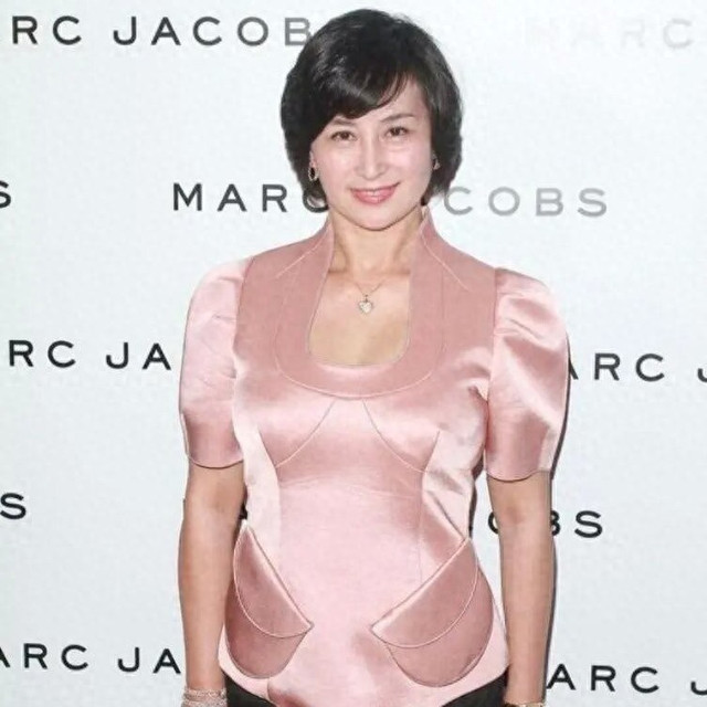 何超琼剪短发以后大回春，穿粉衣+短裤，看起来好嫩，没有大妈味