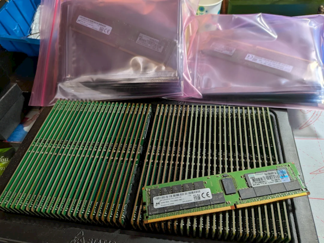 网友爸爸2年前垃圾堆里捡回72条32GB DDR4 内存：如今价值近14万
