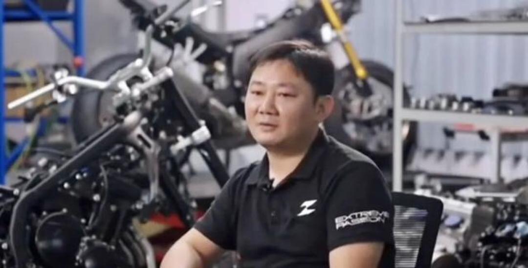 张雪坦言流量成甜蜜负担?订单暴增,却被围堵到无法骑车上班