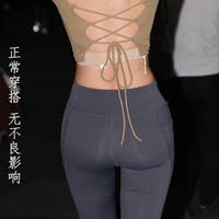 卡其露脐T配灰色瑜伽裤，松弛感拉满了，出街真高级