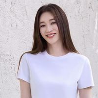 李小冉带火了日常极简穿搭：印花T恤配牛仔裤，时髦减龄又高级！