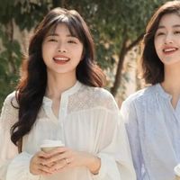 春天后，衬衣下面不一定要配阔腿裤，现在流行这样穿，时髦又显瘦