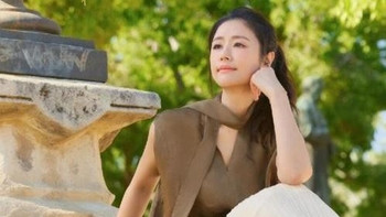 林心如增肥以后，更漂亮，穿黑色上衣+格纹裙好显贵，差点认不出