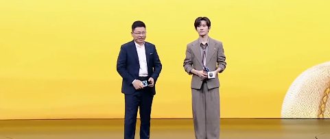 华为发布会，余承东放大招了，新品手机性能超强，不涨价