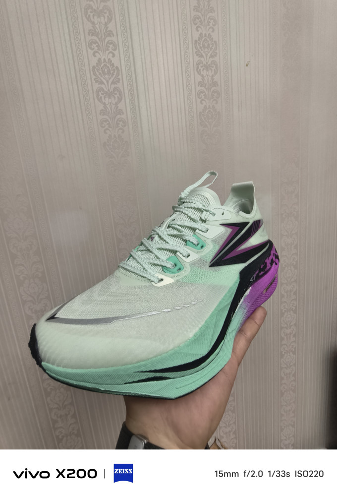 跑鞋