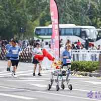 全球首个自主跟随机器人“关门兔”，铜锤M1 Pro 赋能亦庄半程马拉松