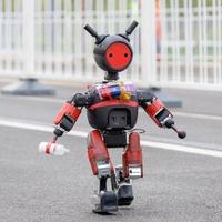 3岁萌娃机器人参加半马，举奶瓶摔倒多次，坚持跑完10公里