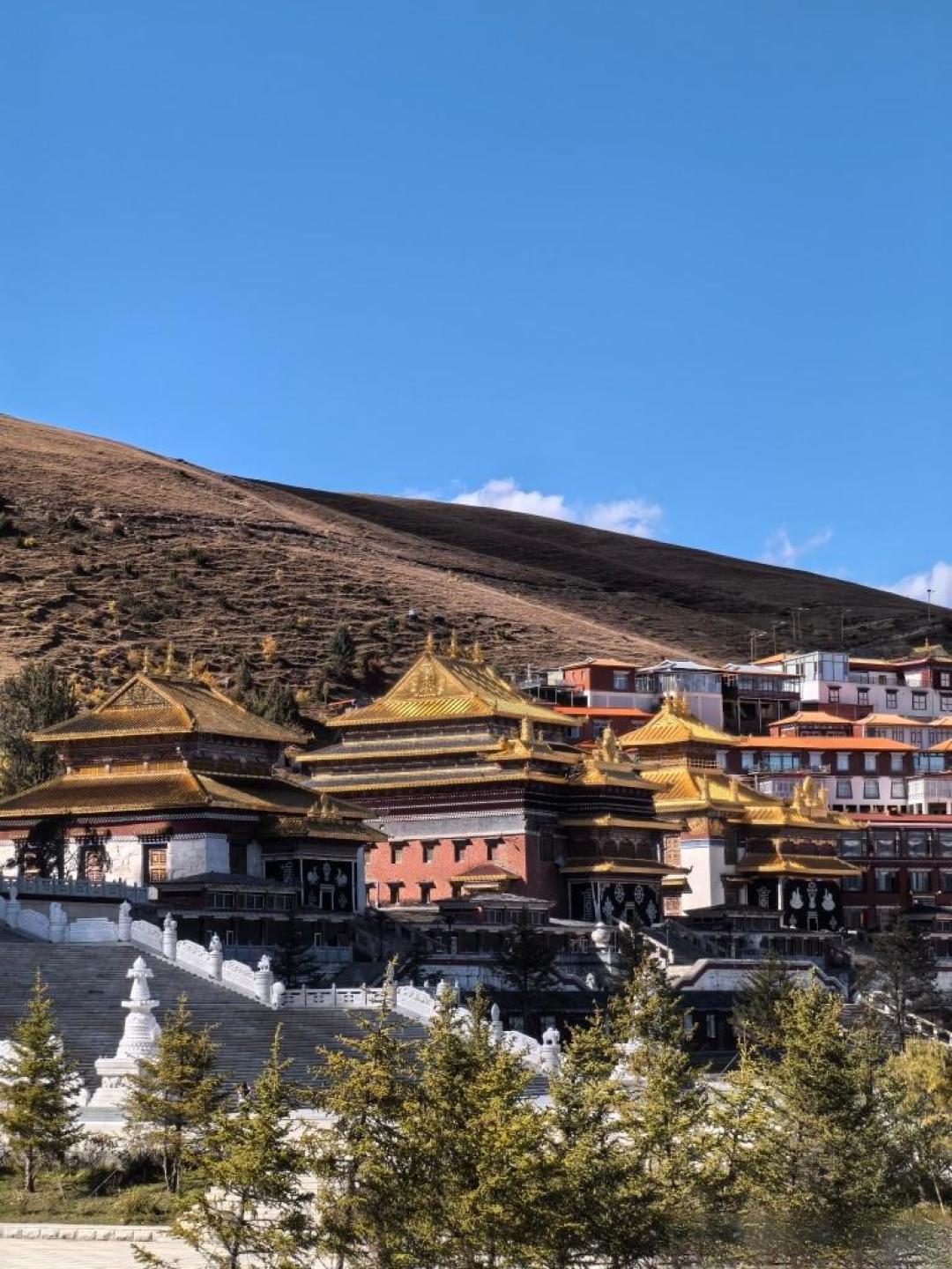 奔赴川西“云顶天宫”昌列寺,在3400米高山之巅守候日照金山