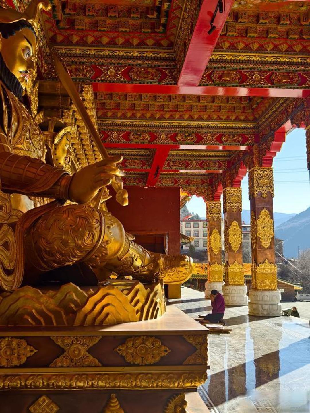 奔赴川西“云顶天宫”昌列寺，在3400米高山之巅守候日照金山